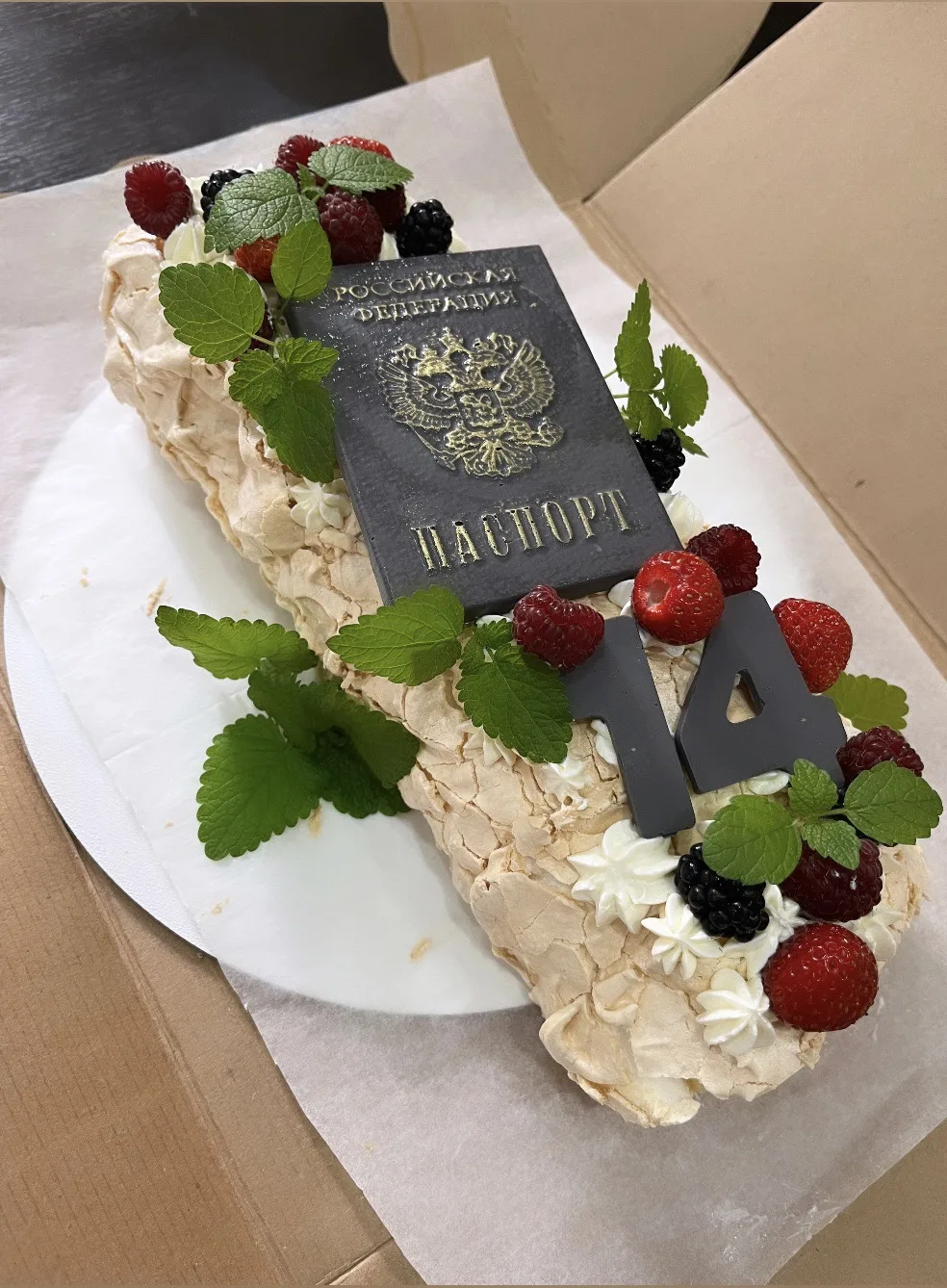 Меренговый с клубникой