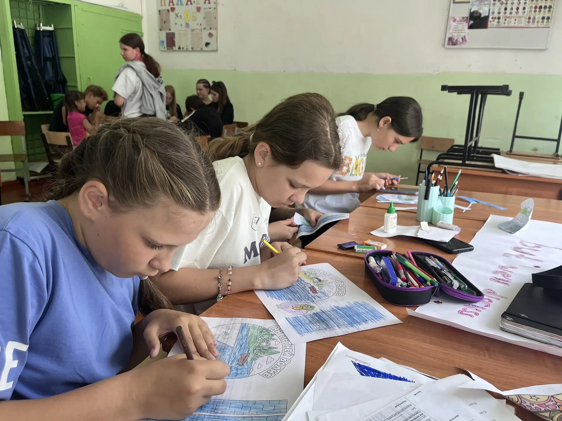Сегодняшний день в лагере получился по‑настоящему тёплым и творческим! ☀️

Мы с ребятами увлечённо м