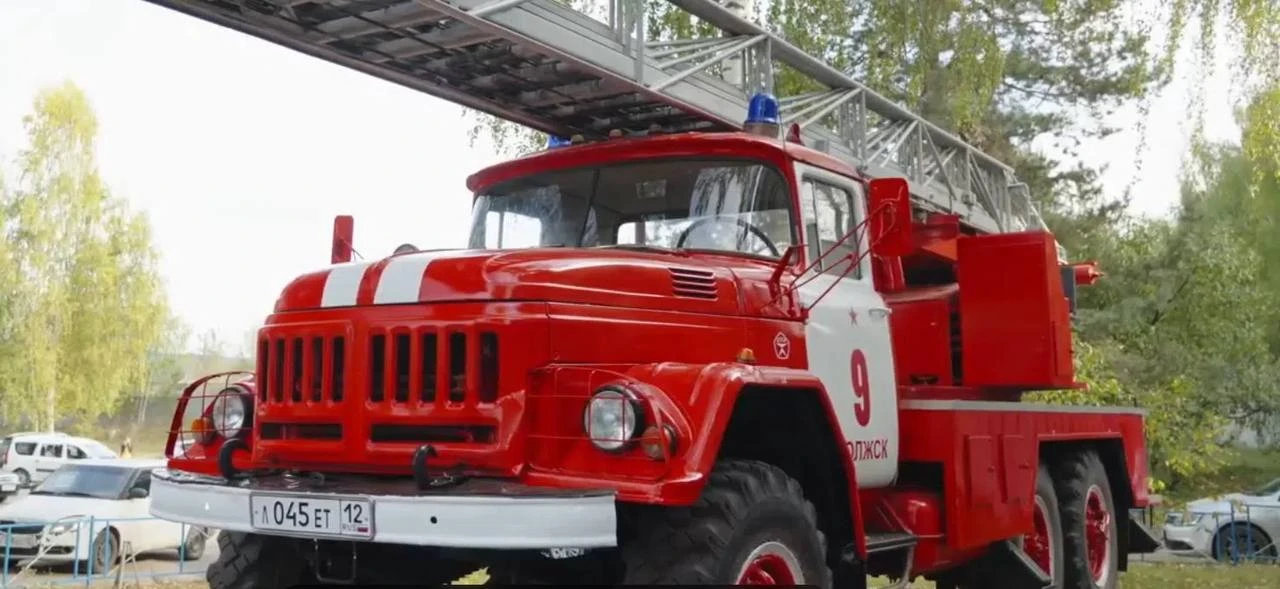 Легендарный советский пожарный "ЗИЛ-130" отправился на вечную стоянку в Волжске - его в...