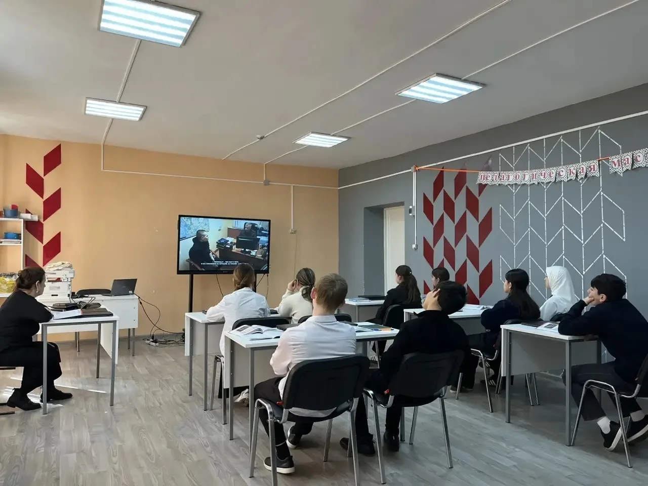 В МБОУ «Берикейская СОШ» в рамках цикла внеурочных занятий Разговоры о важном был орган...