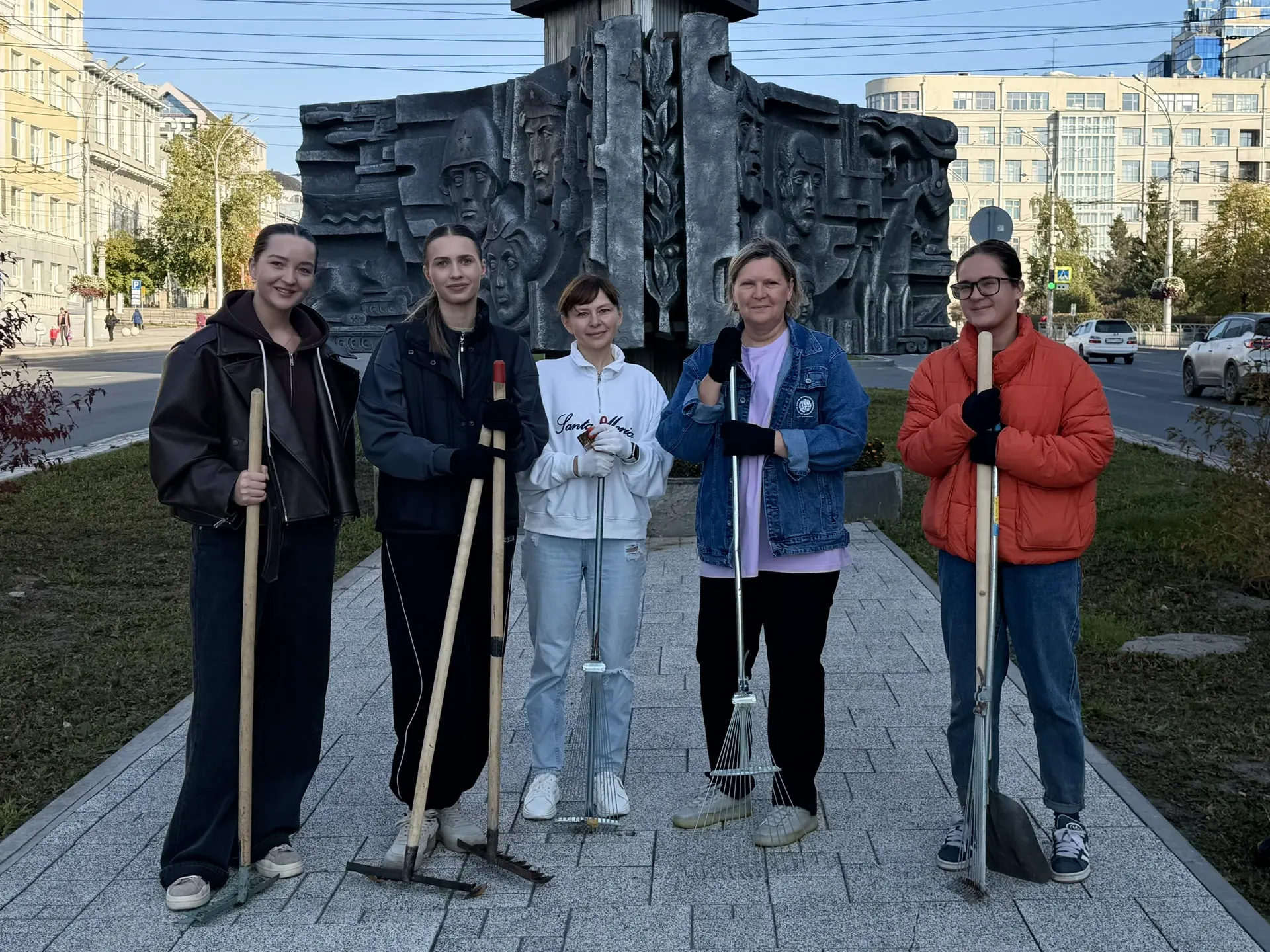 Это мы на субботнике были утром. Миша выдавал нам инвентарь. Сейчас все дома уже.