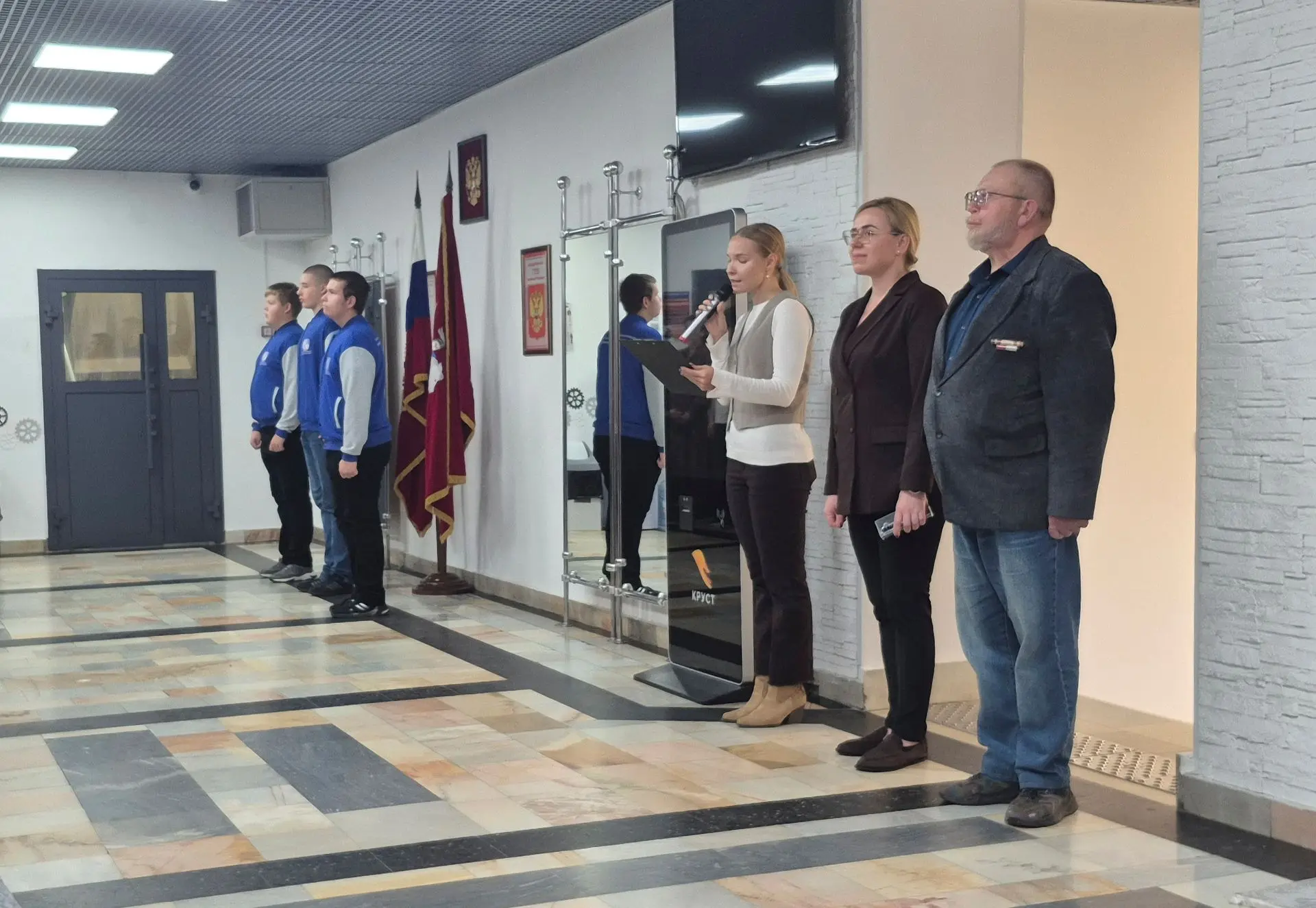 Утро в нашем колледже началось с важного и торжественного момента — поднятия флага РФ.