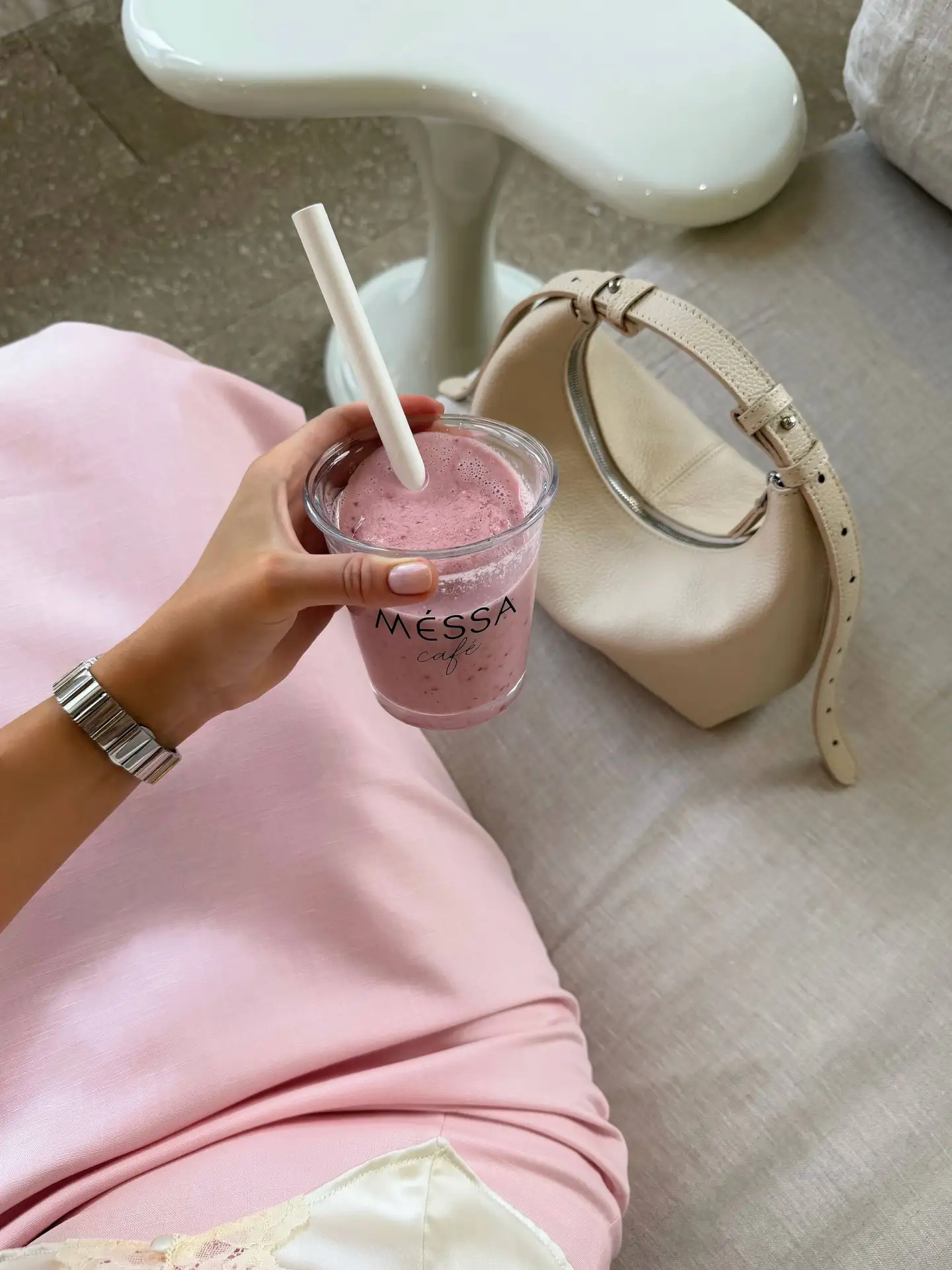 Лучший повод для красивых вещей - сегодня 🩷

Топ Zara
Юбка TheCoVe
Сумка Saaj
Вьетнамки Zara