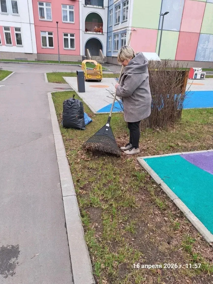 Городской субботник  Как только выглянуло солнце, на свой участок вышли дошколята и их воспитатели. 