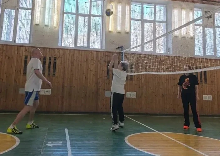 ВОЛЕЙБОЛ НА КАНИКУЛАХ🏐  🤾 Сегодня в нашей школе состоялся турнир по волейболу среди педагогов и роди