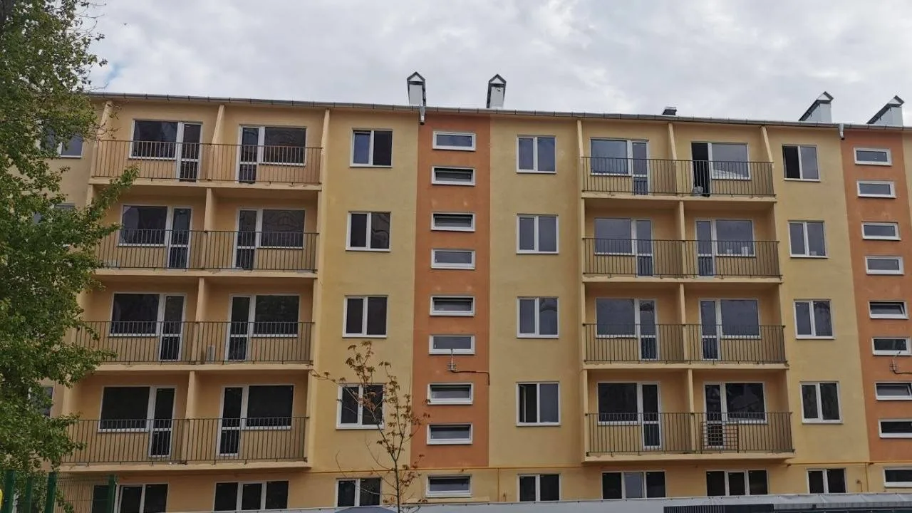 В Мариуполе заново возвели часть многоквартирного дома, разрушенного в 2022 году 

🏘️Этот дом на пр