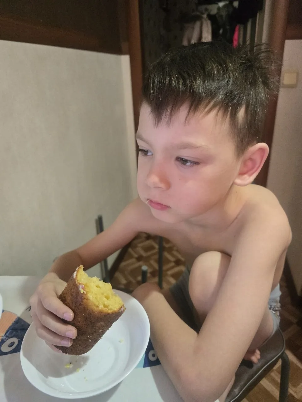 Накануне бабушка дала нам с собой две половинки от разных куличей.