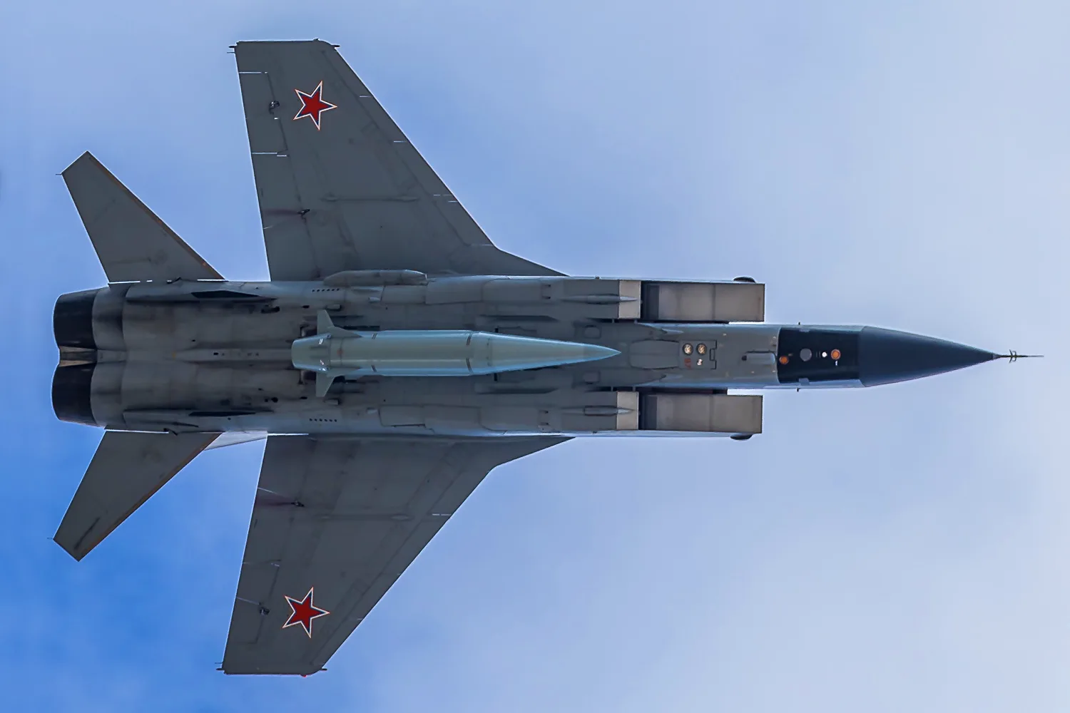Сверхзвуковой самолет-носитель МиГ-31И ВКС России - носитель гиперзвукового ракетного к...