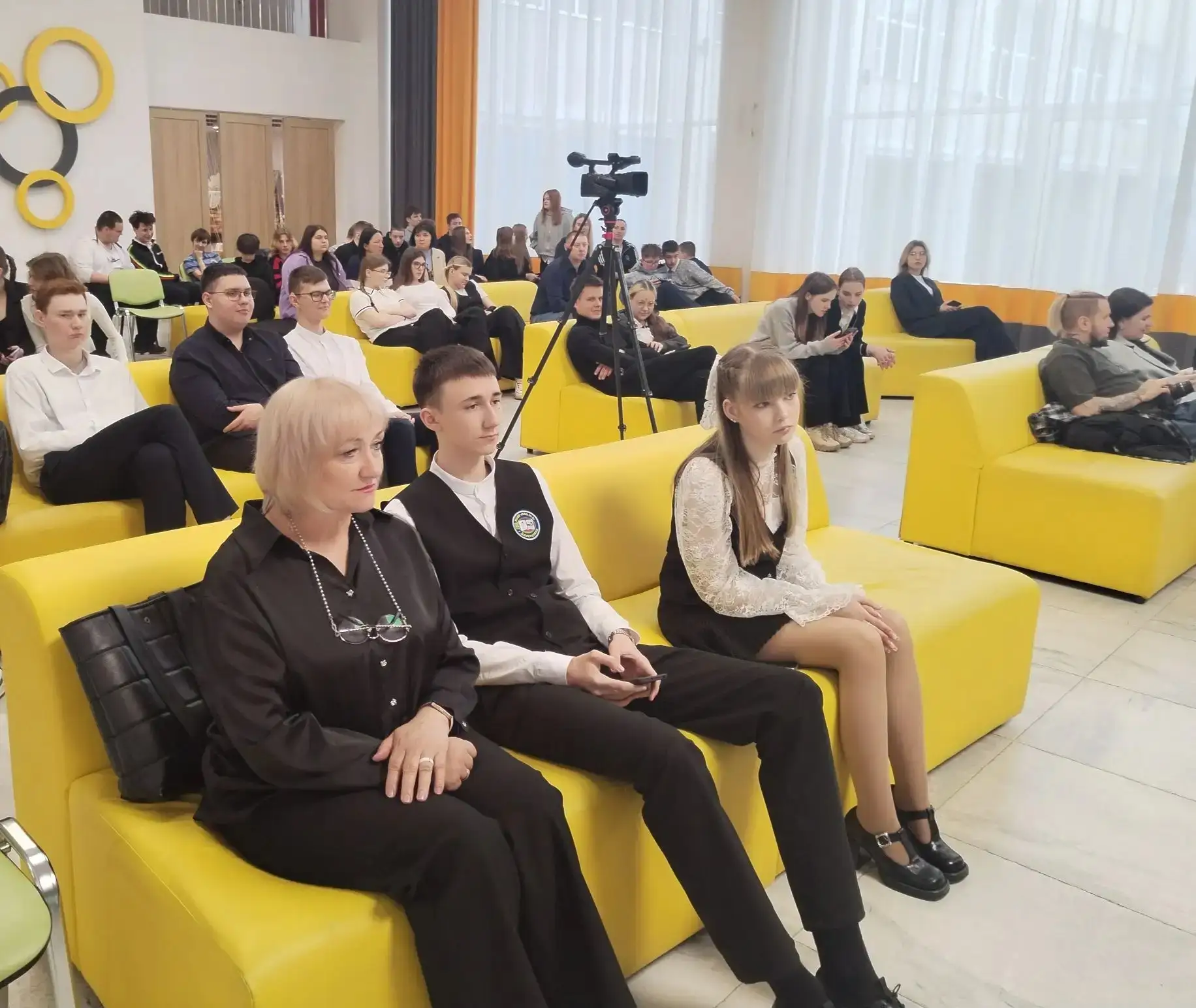 НЕДЕЛЯ КНИГИ ДЛЯ МОЛОДЁЖИ 📚📚📚📚📚📚📚📚  🖇️14 апреля обучающиеся 11-А и 11-М классов посетили ЦКР «Солнеч