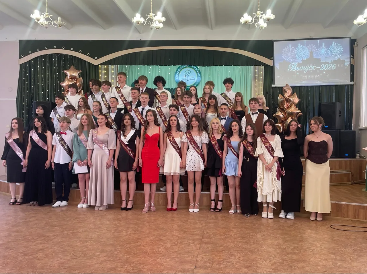 ✨Выпускной в Алчевской гимназии: прощание с детством и старт в новую жизнь!✨
Сегодня в стенах Алчевс