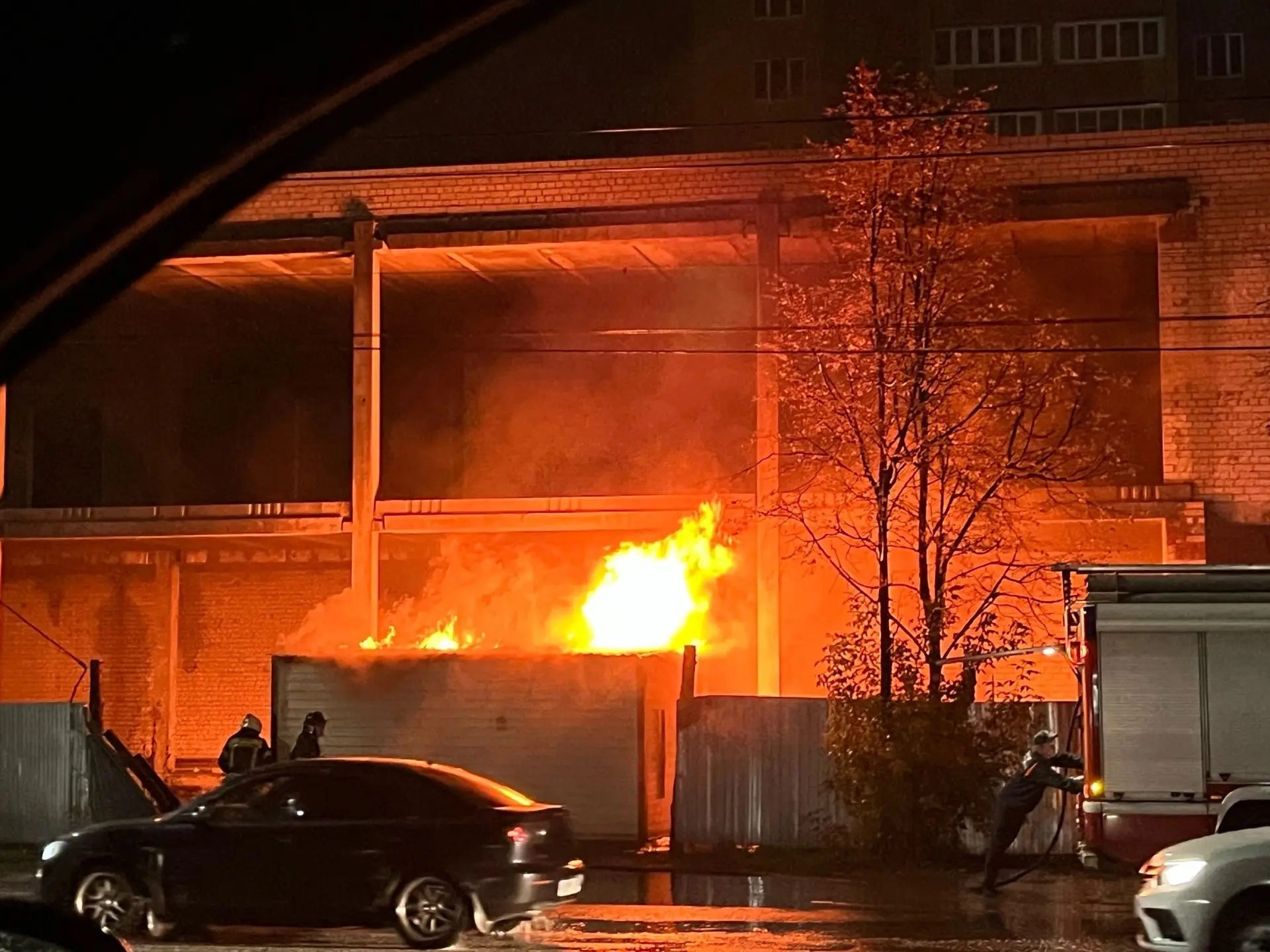 Пожар на Ползунова рядом с магазином Смарт.