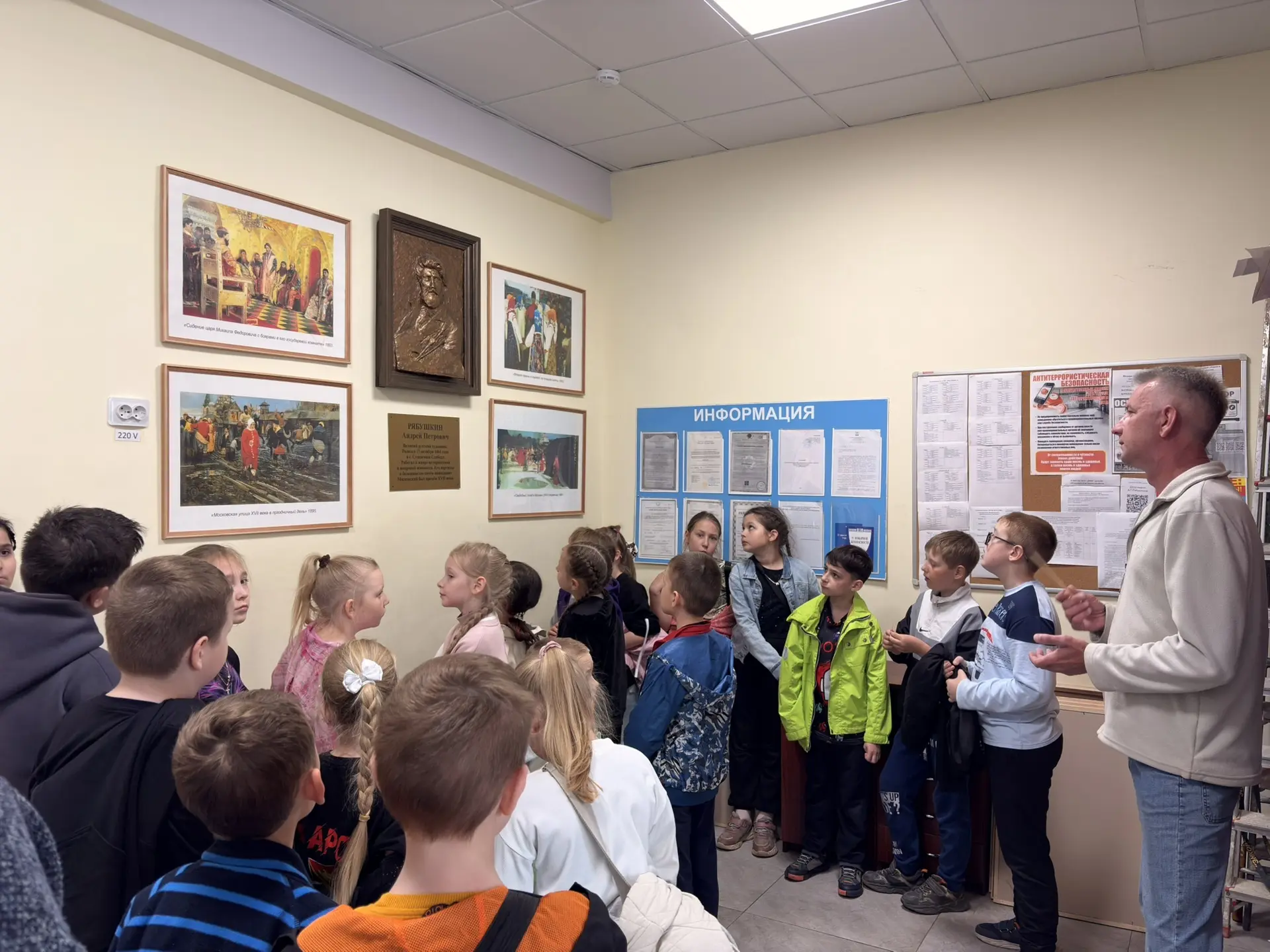 В школе прошла экскурсия для учащихся  МБОУ СОШ 11, которую провел Бирюков А.А. Детей п...