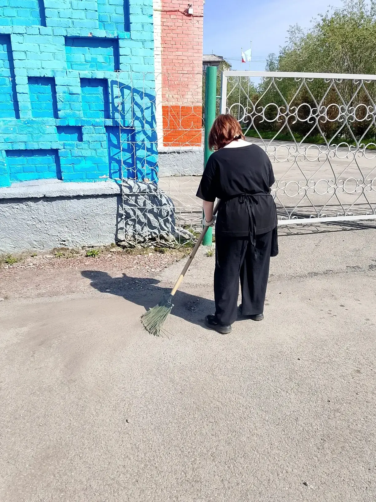 Сегодня ребята облагораживали школьную  территорию:
✅Убрали сухую траву;
✅Подмели школьную территори