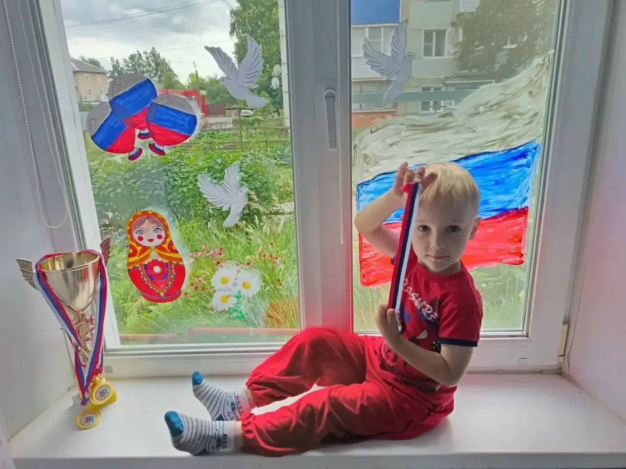 Воспитанник  гр.  "Почемучки" Шаталин Богдан" принял участие в акции "Флаг России в каж...