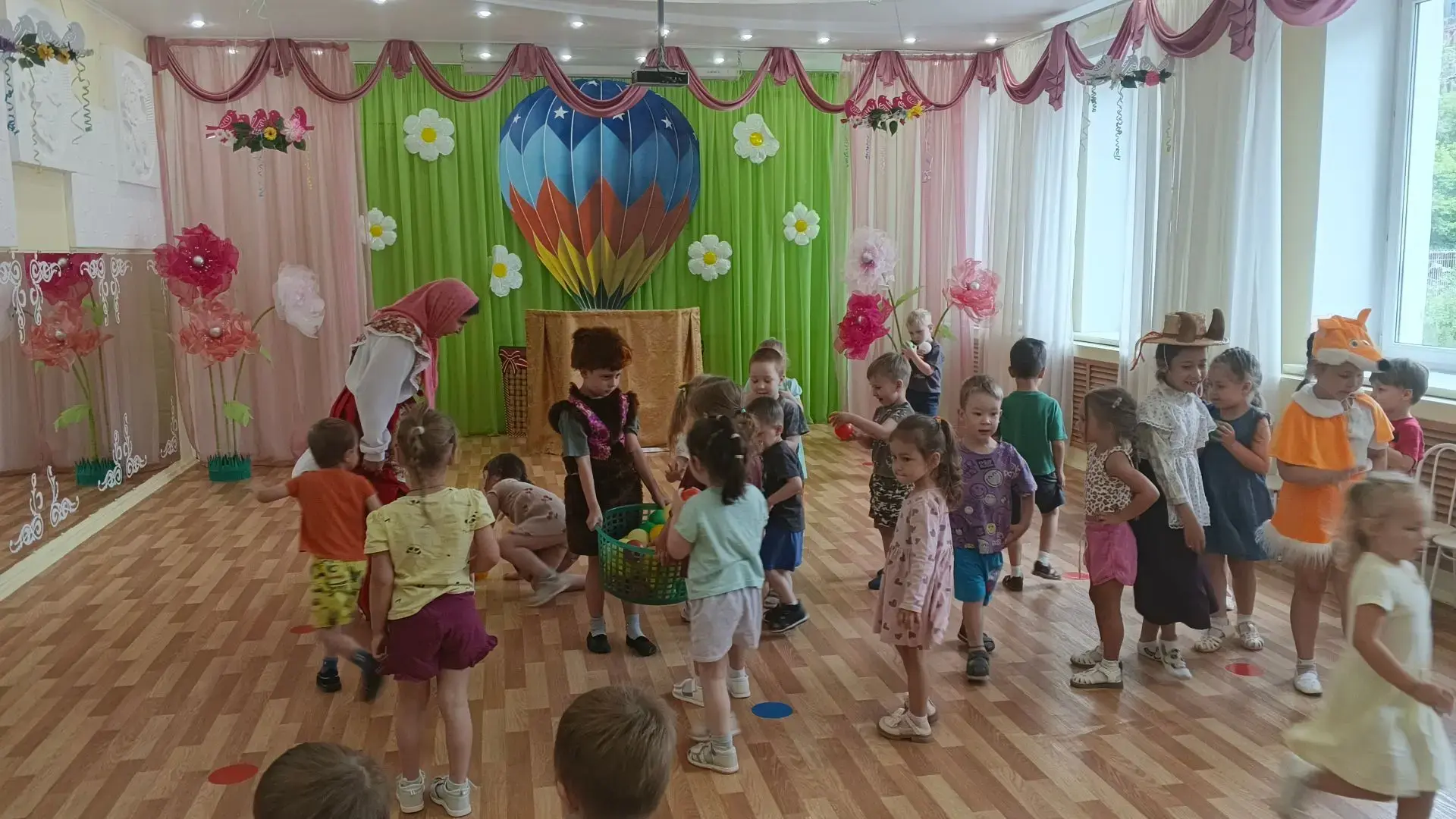 ✨ В гостях у сказки: волшебное путешествие наших малышей! ✨
Сегодня в нашем детском саду случилось н