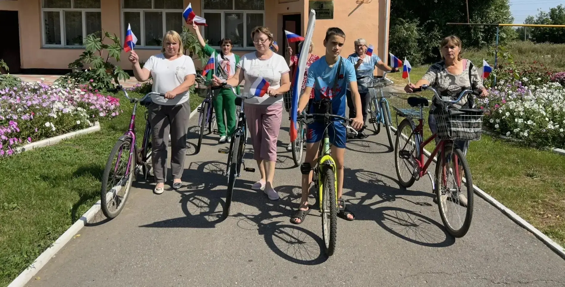 В преддверии Дня Государственного флага РФ в Салтыковском СДК состоялся  велопробег «По...