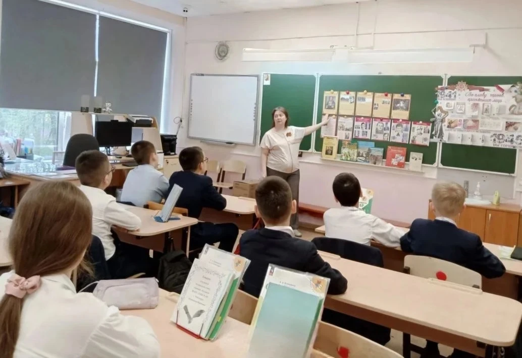 Бессмертные подвиги юных сердец   Мы знаем, что ныне лежит на весах, И что совершается ныне. Час муж