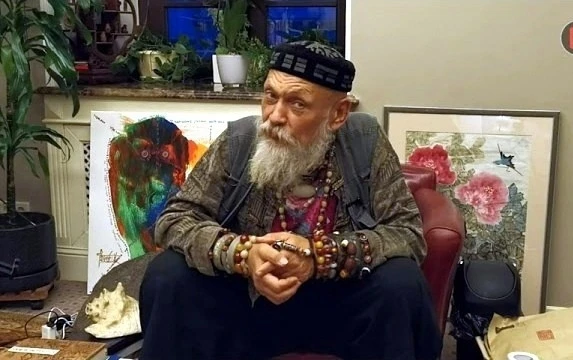 Никогда и никому не открывай всё, что у тебя на душе. Оставляй за порогом тайны две тре...