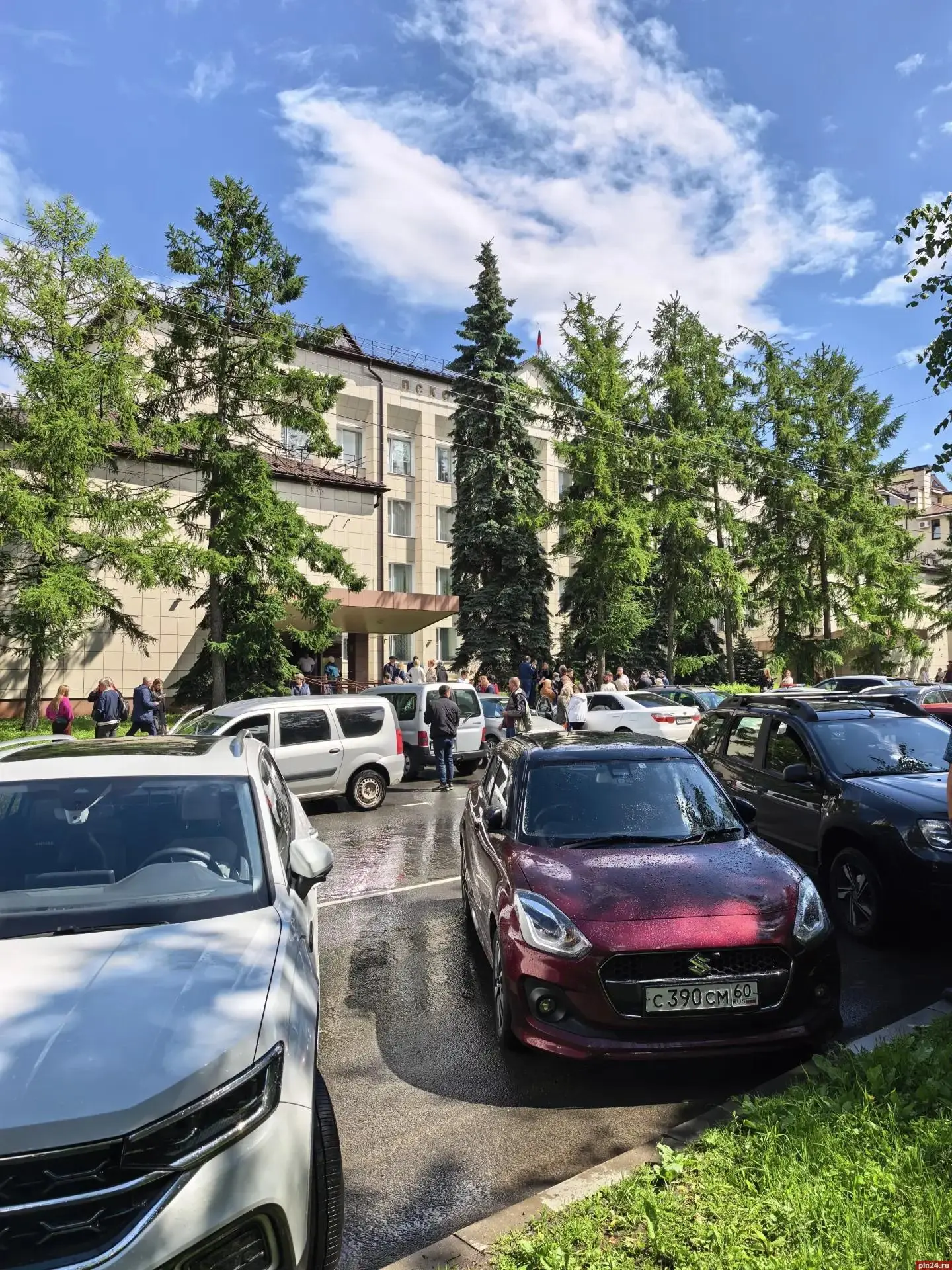 Атмосфера у здания Псковского городского суда теплая, дружеская

Адвокаты мило беседуют с прокурорам