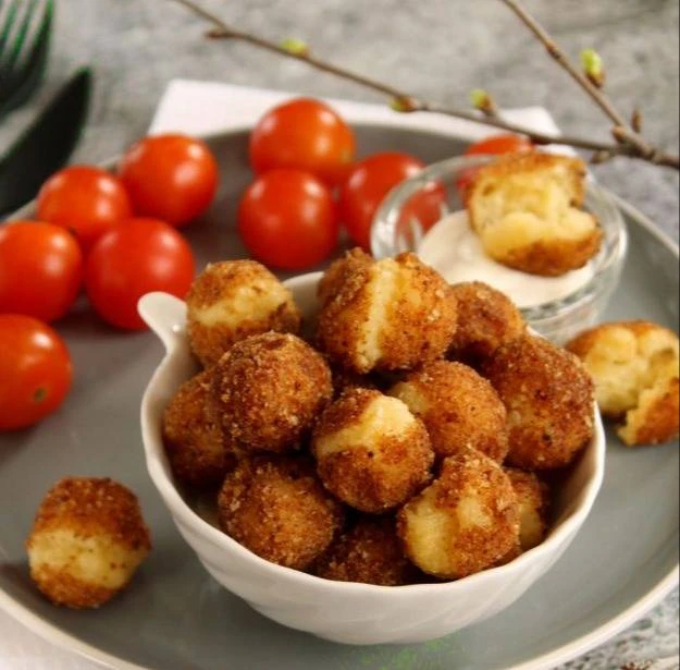 🧀 Воздушные сырные крокеты ✨

📝 Ингредиенты:

🥚 Белки яиц — 4–5 шт.
🧀 Твёрдый сыр — 150 г
🍞 Пан
