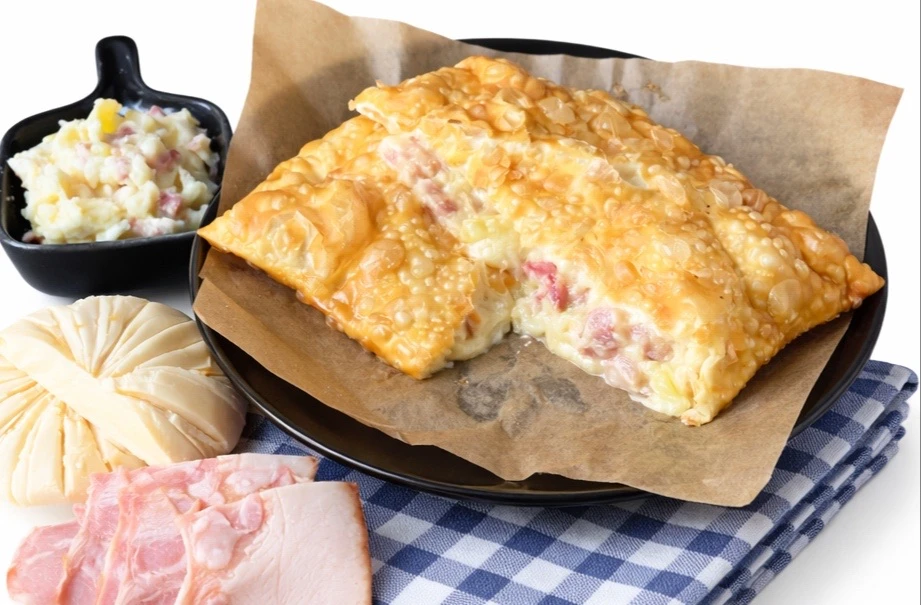 Чебурек с картофелем, беконом и сулугуни