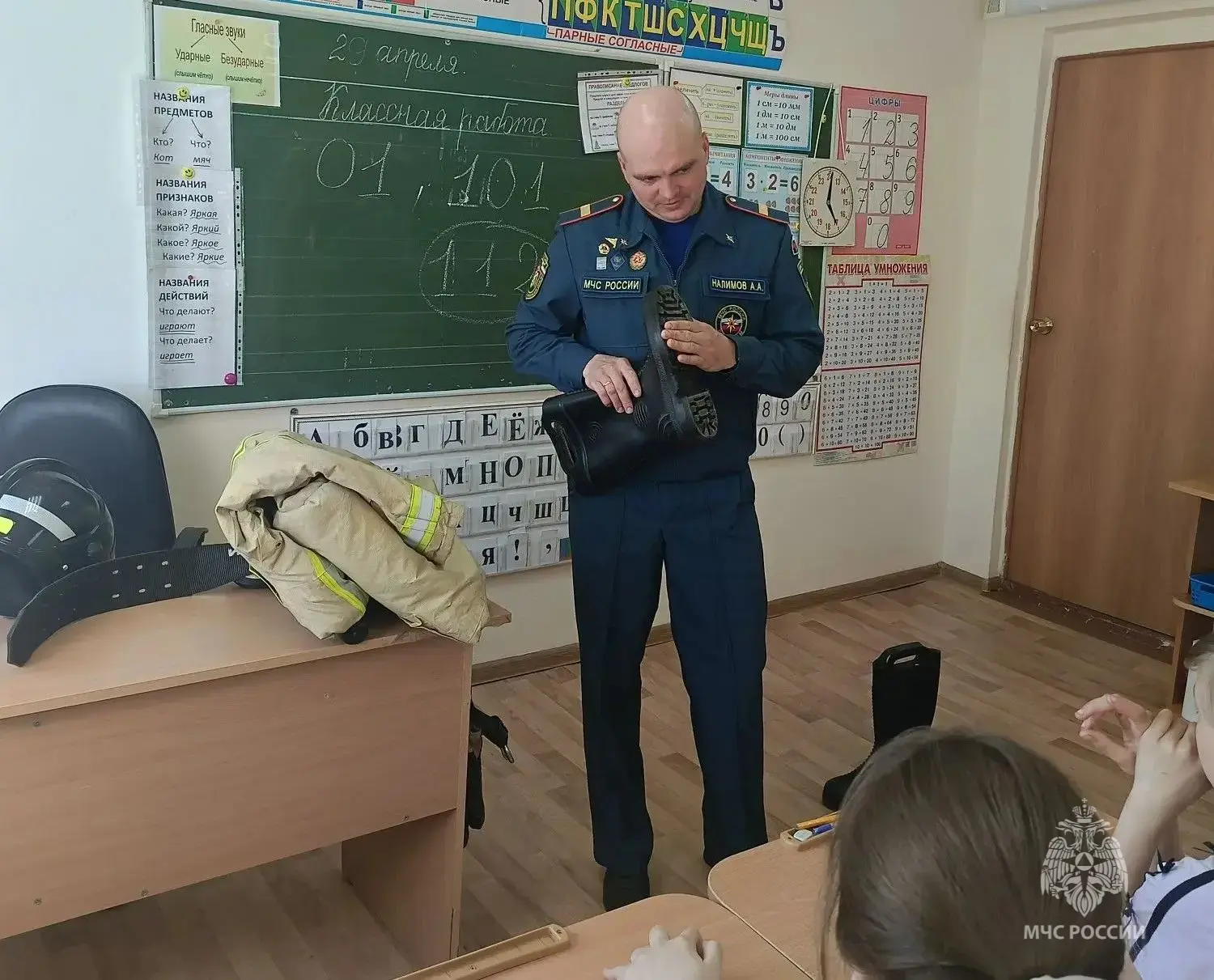 🔥 «Урок, который может спасти жизнь»: огнеборцы обучили школьников правилам пожарной безопасности  В