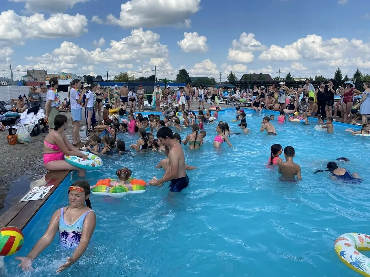 🌊 В Азнакаево устроили «Аквадискотеку» для детей

29 июля в городском открытом бассейне прошла ярка