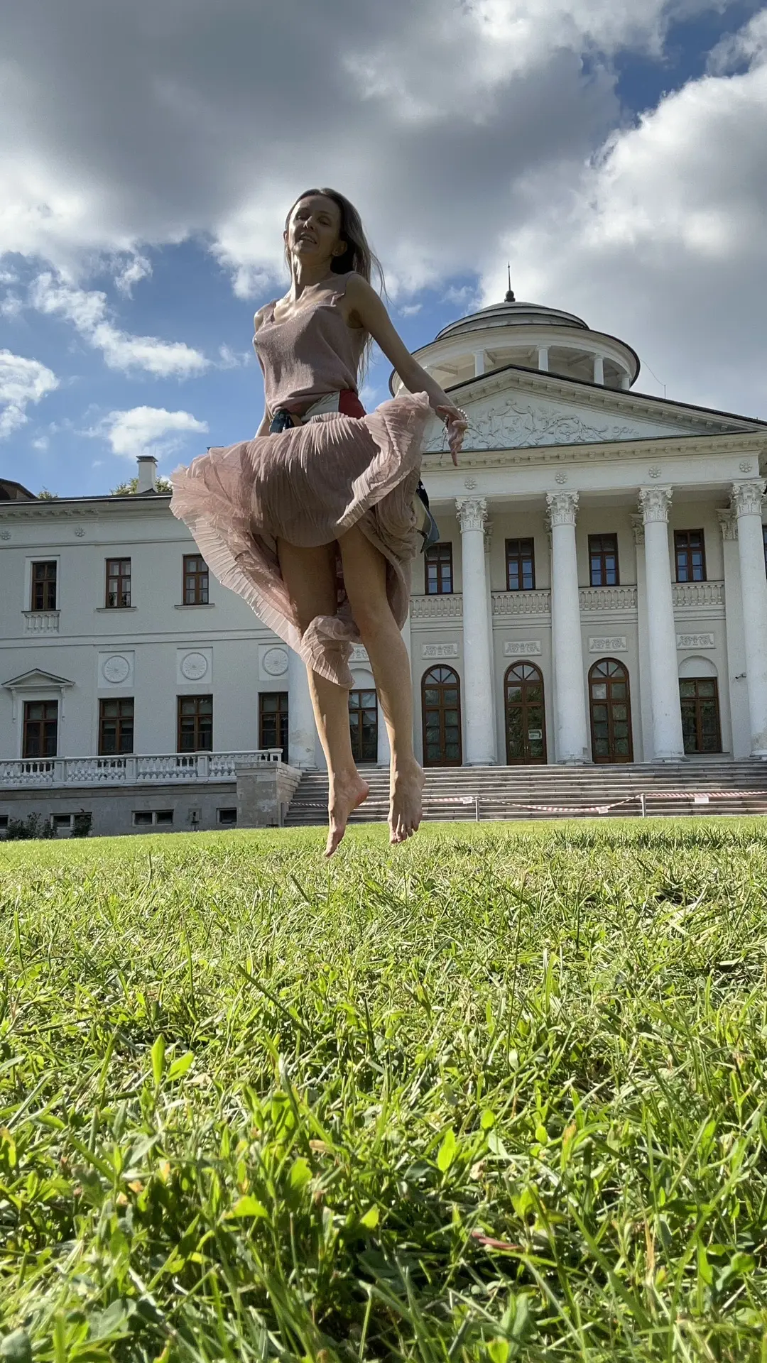 🌞 Этим летом я все больше гуляю, чем обычно. Словно выхожу из берлоги и больше ценю эм...