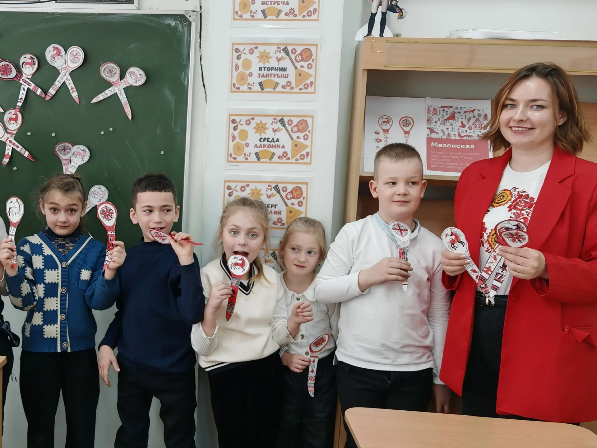 🎨 Мезенская роспись: ожившая традиция в нашей школе  ❤️ Ребята из группы продлённого дня продолжают 