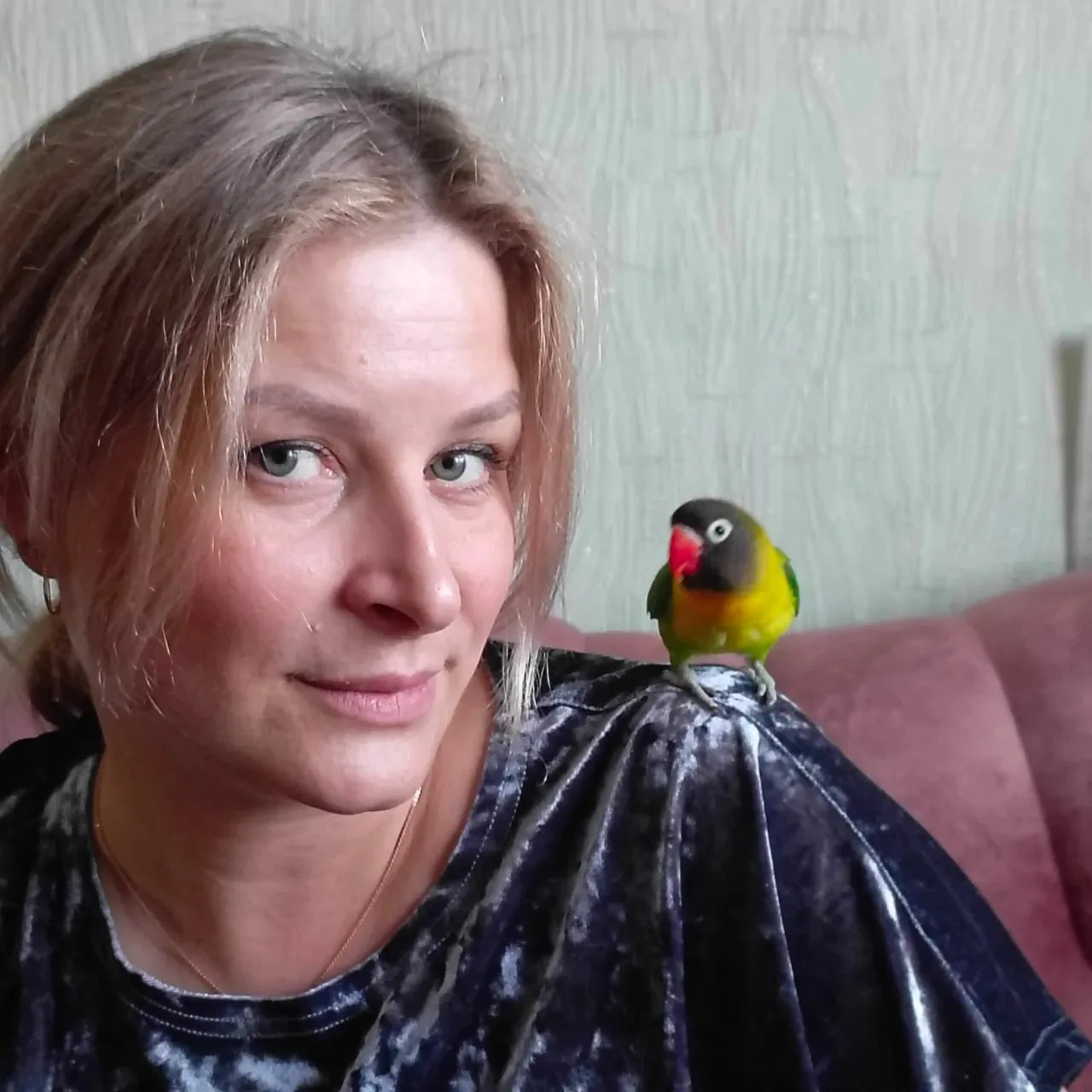 Уважаемая Анна Александровна! Поздравляем вас с днём рождения! Желаем вам неиссякаемой ...