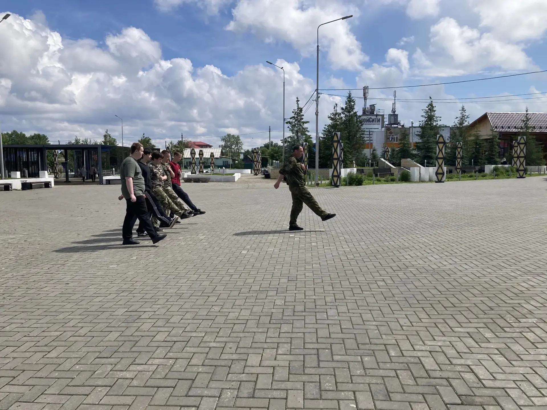 15 июня на площадке нашей школы начались ежегодные военно-учебные сборы для старшеклассников. Их цел
