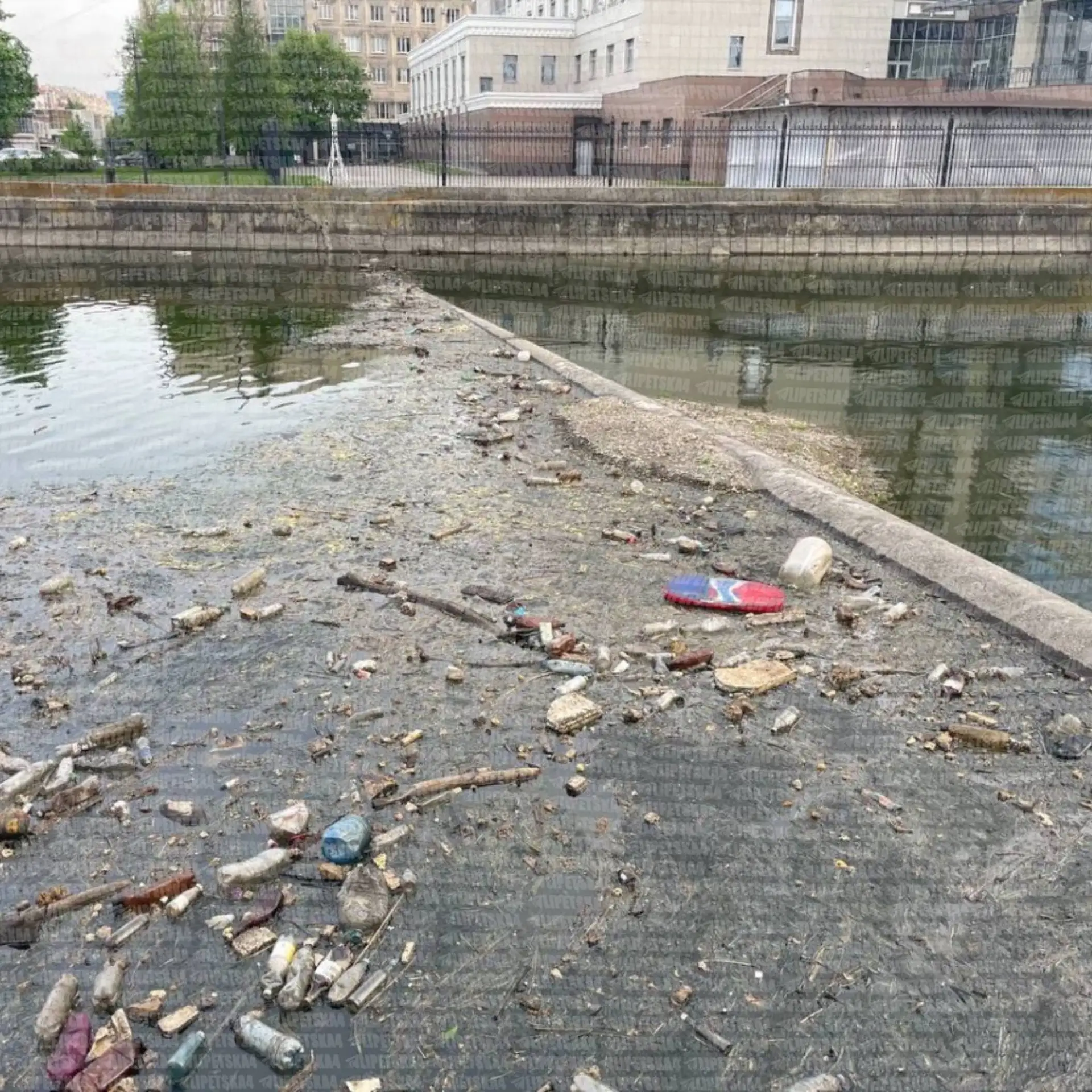 🚣 Наполненный водой Комсомольский пруд в Липецке встретил жителей мусором  Кроме того, в центре пруд