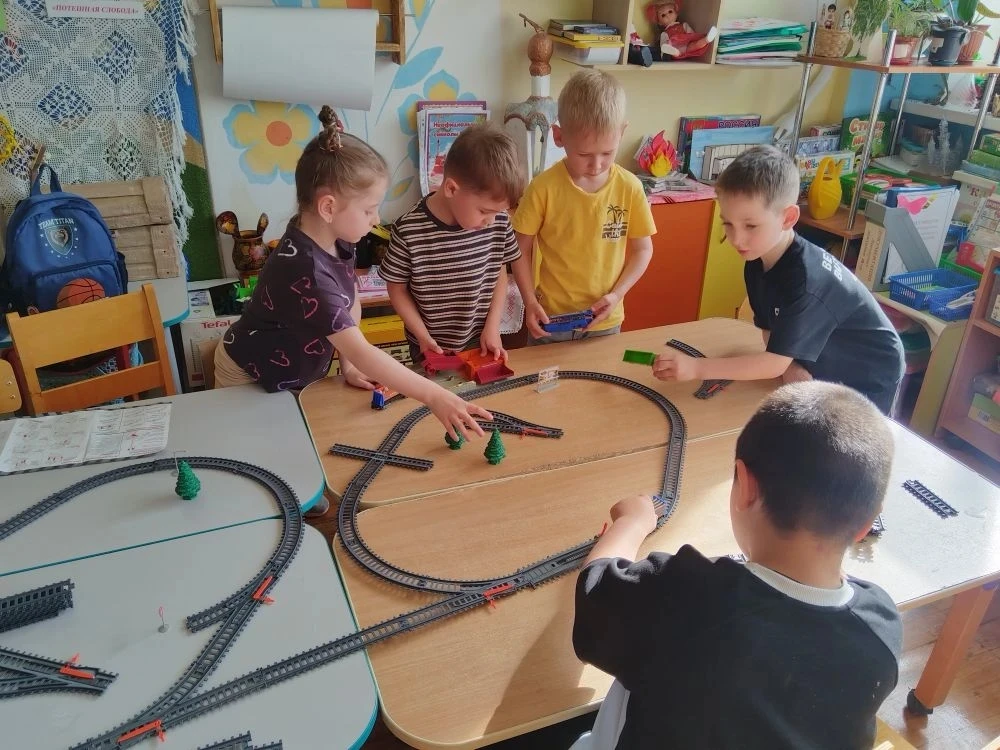 🚂 Скоро лето, каникулы и поезда! 🚉

В нашей подготовительной группе прошёл важный урок безопасност