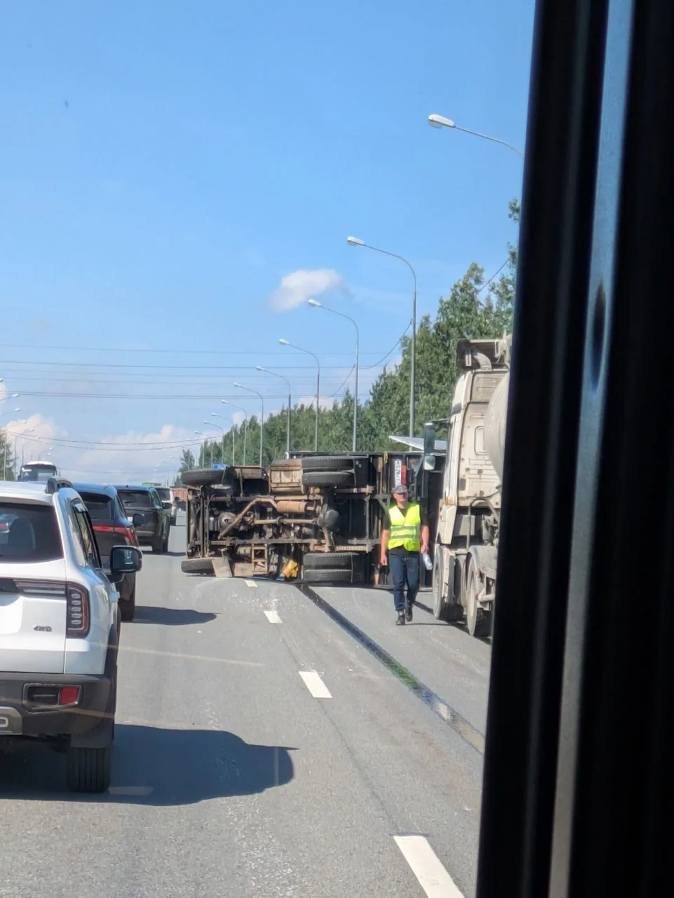 Газель упала на Мурманском шоссе у Разметелева, на полосе  в Санкт-Петербург.