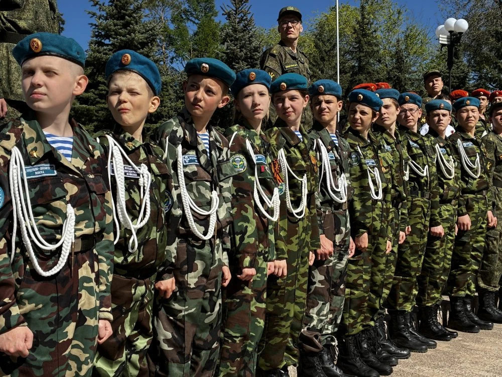 В Оренбург прибыли юнармейцы со всего региона: у Вечного огня в парке «Салют, Победа»! было проведен