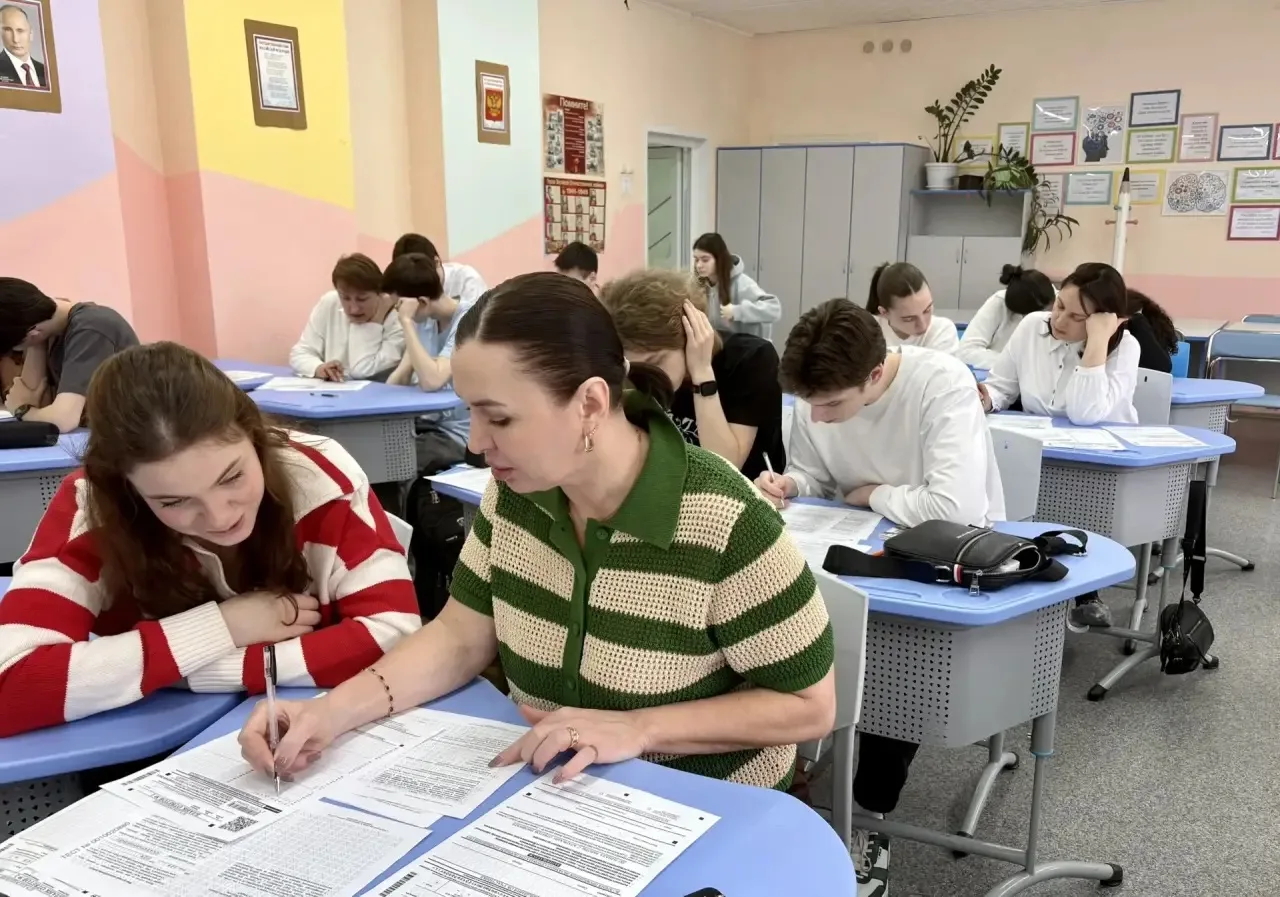 Родители в роли выпускников: в школе №68 прошла акция «Сдаем вместе»! 📝🍎  Как побороть волнение пере