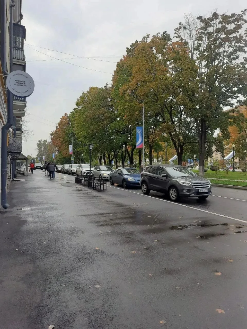 Прошу Администрацию города продумать варианты для недопуска машин на пешеходную дорогу ...
