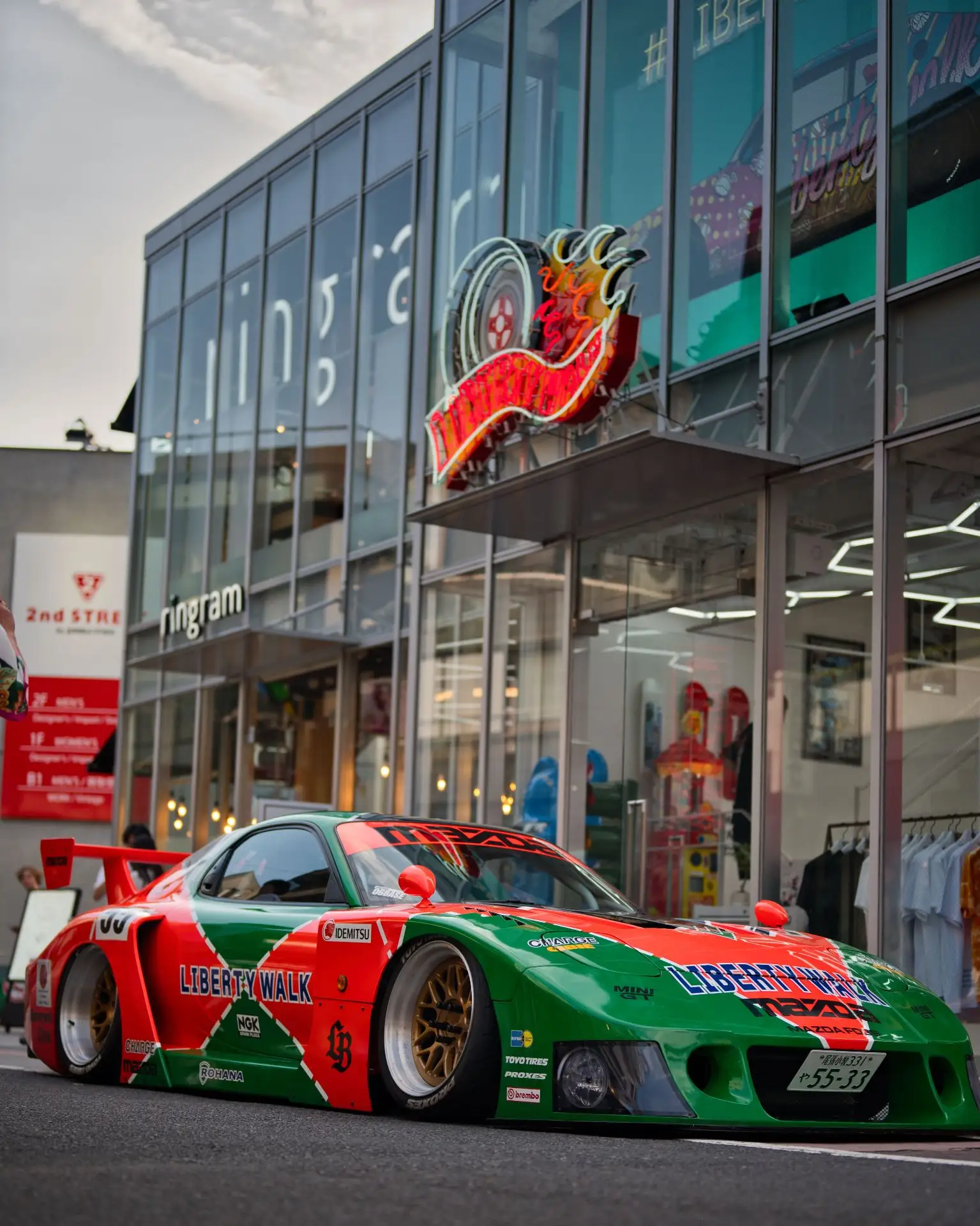 Mazda RX-7 FD3S в Токио. Красно-зелёная ливрея, предельно низкая посадка и плотная горо...