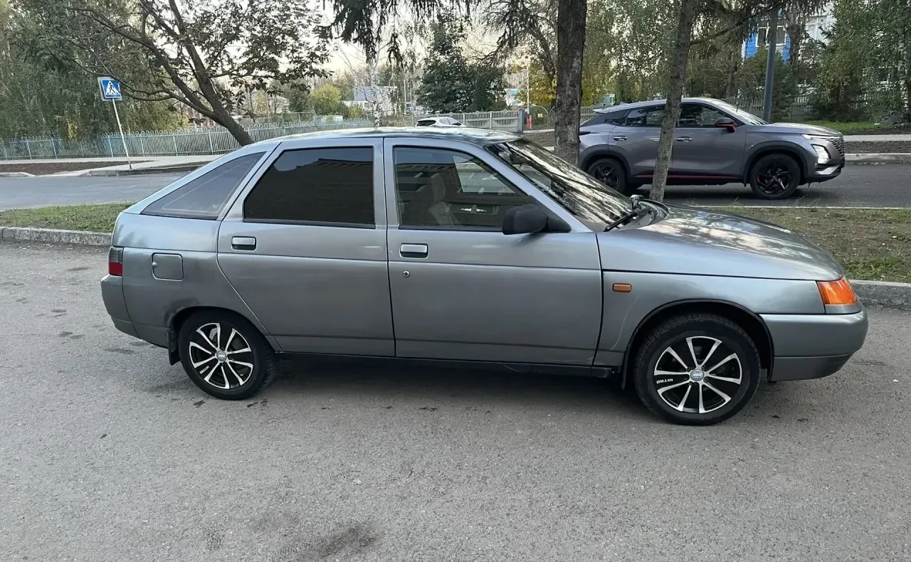 Продам ВАЗ 2112, 2005 г., 16 клапанов. На полном ходу. Литые диски R14, резина зима-лето.