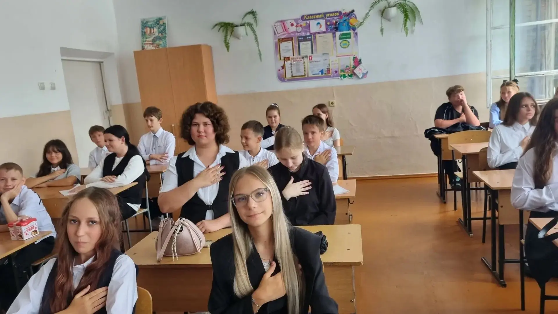 "МЫ - ЕДИНЫ" под таким девизом прошел первый классный час в 7 " А" классе в новом учебн...