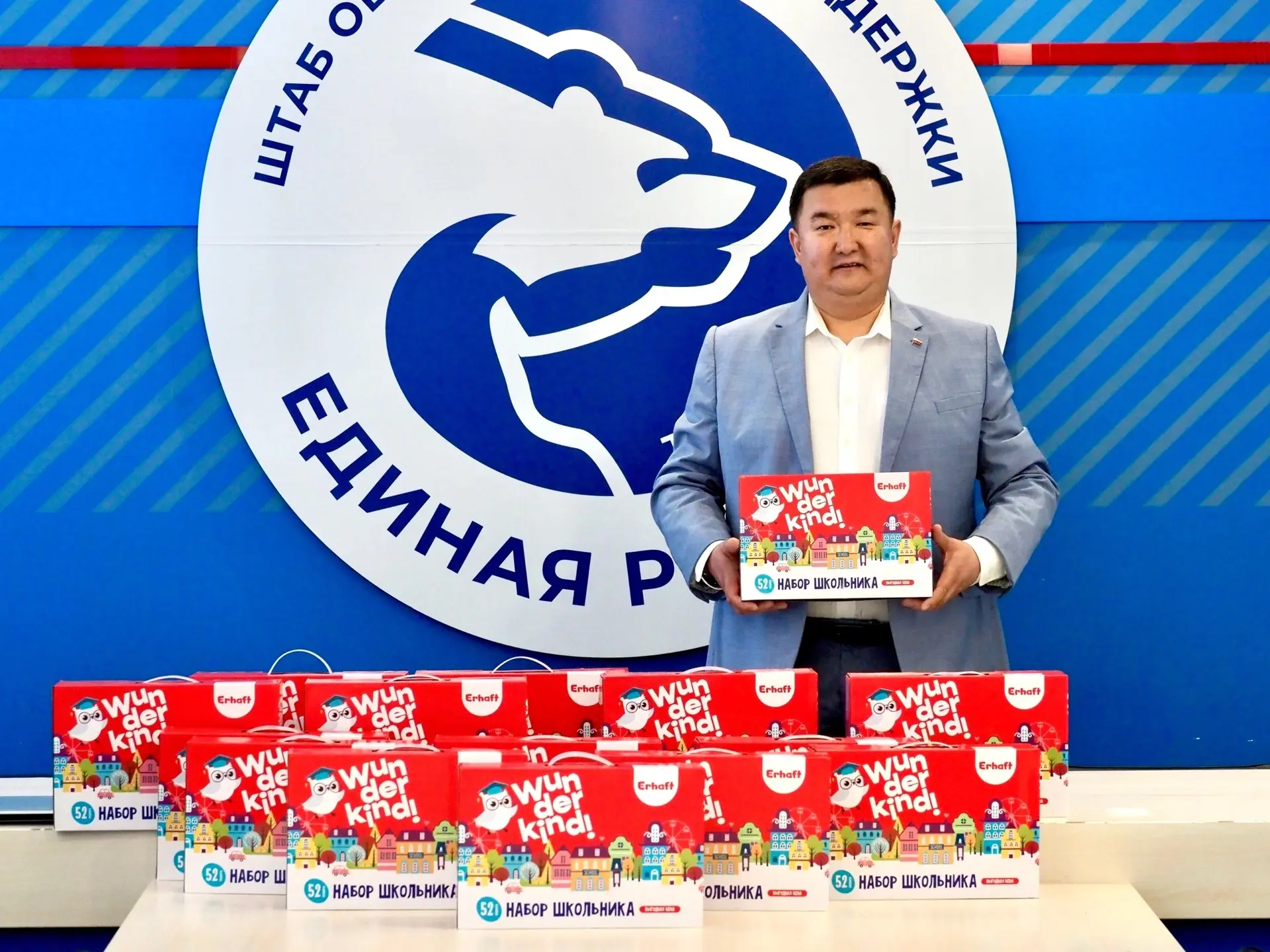 🎒Депутат Тюменской городской Думы Есенгалий Ибраев передал наборы для первоклассников