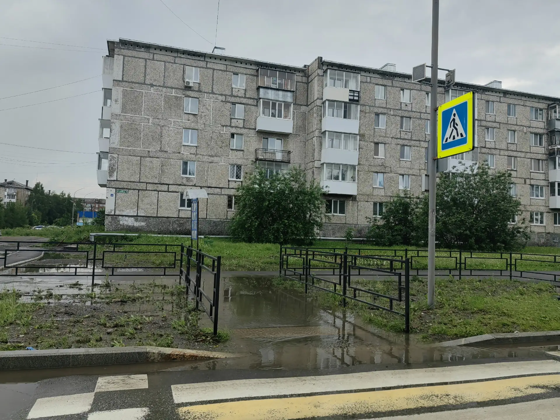 Пешеходный немного утонул