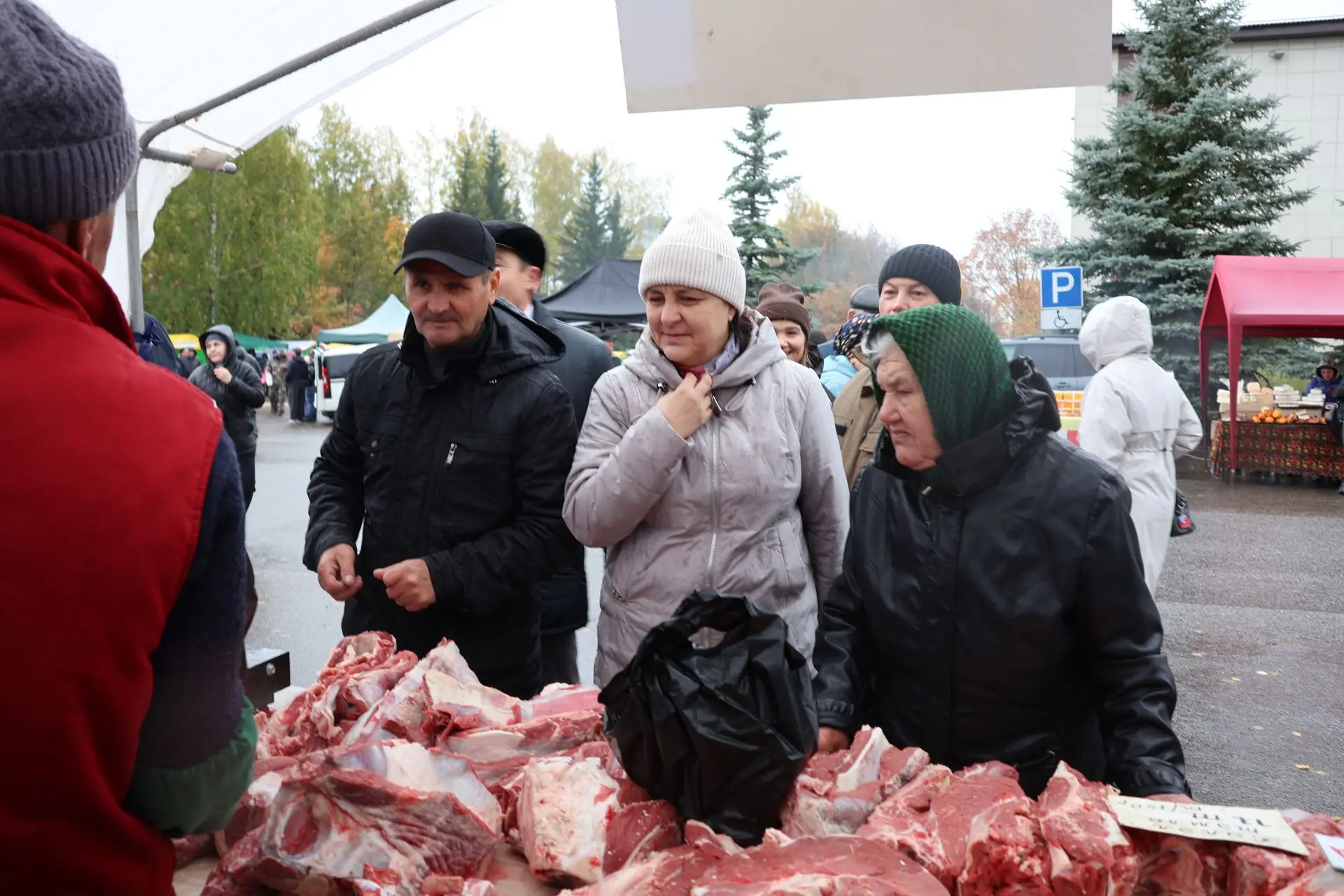 Ярминкәдә өлкәннәр өчен төрле товарлар ташламалы бәядән сатыла. Халык та ярминкәгә акти...