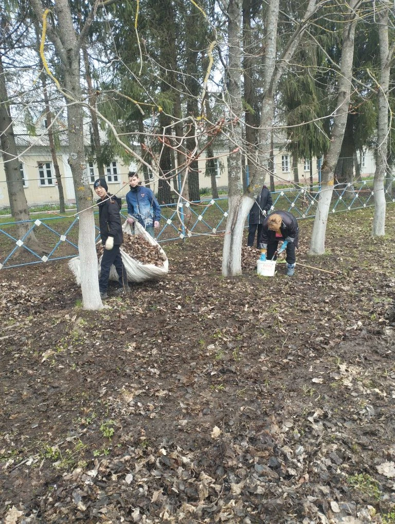 30 апреля бучающиеся и работники школы продолжают наводить порядок на пришкольной территории. 🧹
Сов