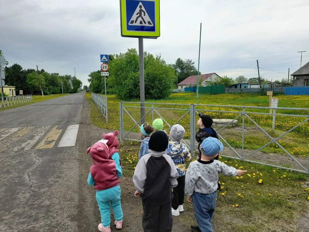 Весёлая прогулка по правилам дорожного движения.