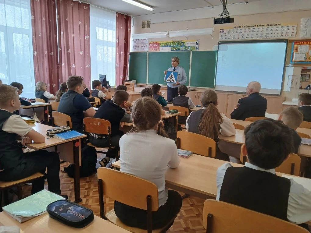 🚦 26 февраля в нашей школе прошла важная и познавательная встреча. Начальник отделения пропаганды бе