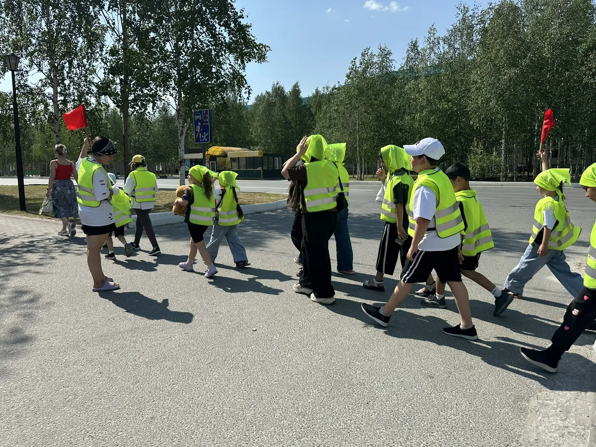 🚦 Безопасность на дороге — это важно: практические навыки ПДД в «Экспедиции в лето»! 
 
Сегодня в л