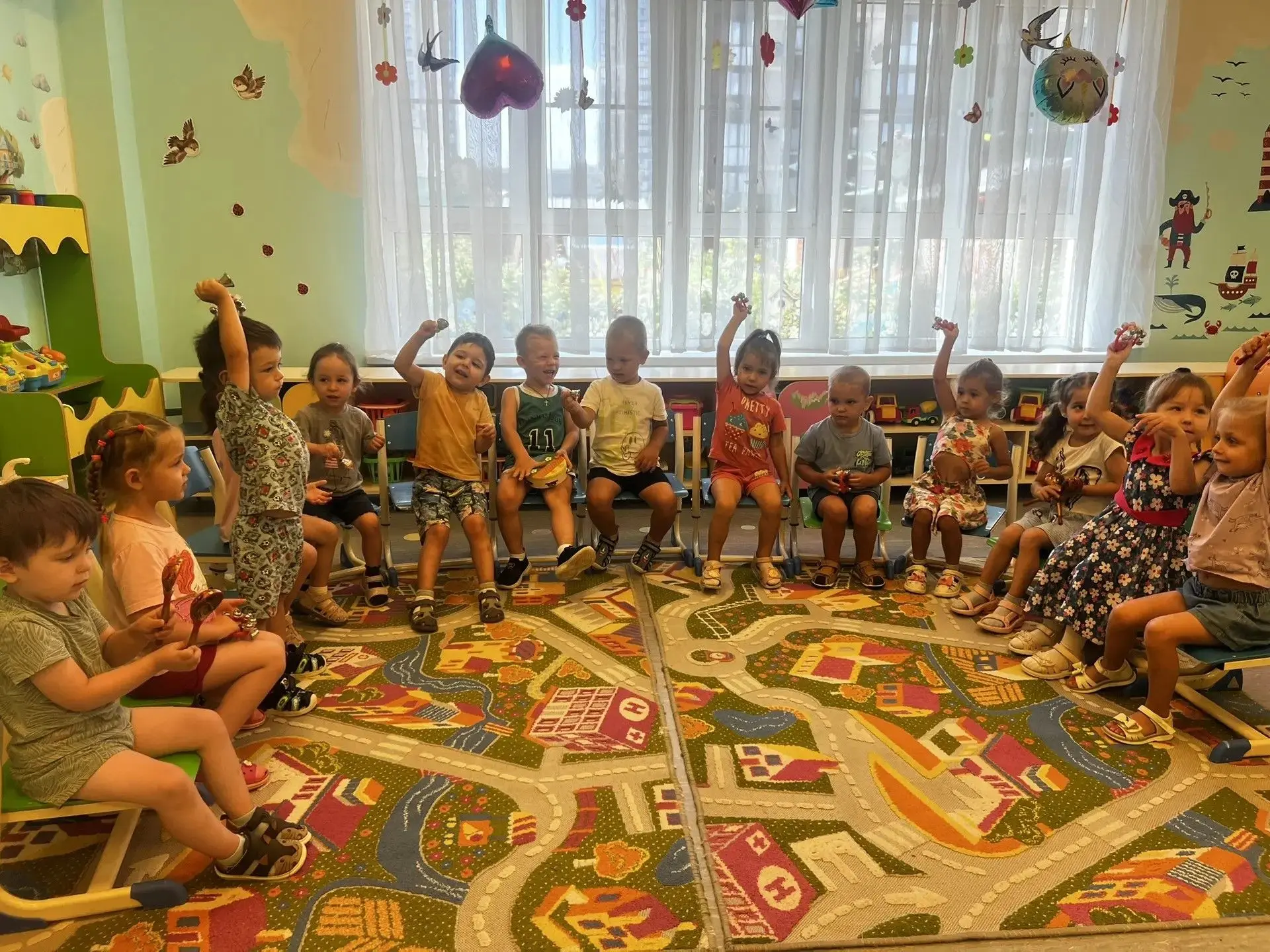 В гости к ребятам пришёл котик Марсик и принёс корзинку, в которой сам не понял что находиться. 🧺 
