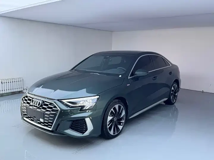 Немецкий премиальный седан! Audi A3 — стиль, динамика и спортивный характер.