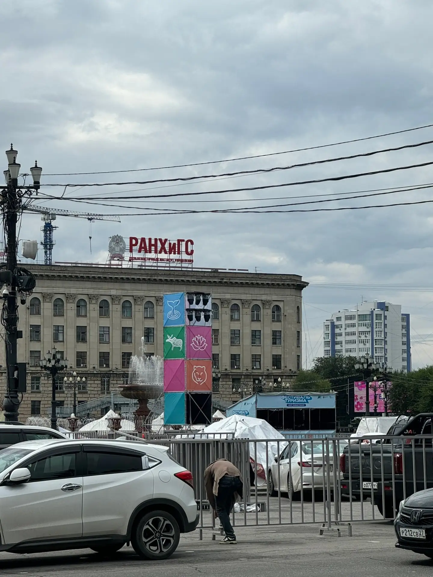 На площади Ленина в Хабаровске монтируют сцену к фестивалю туризма.